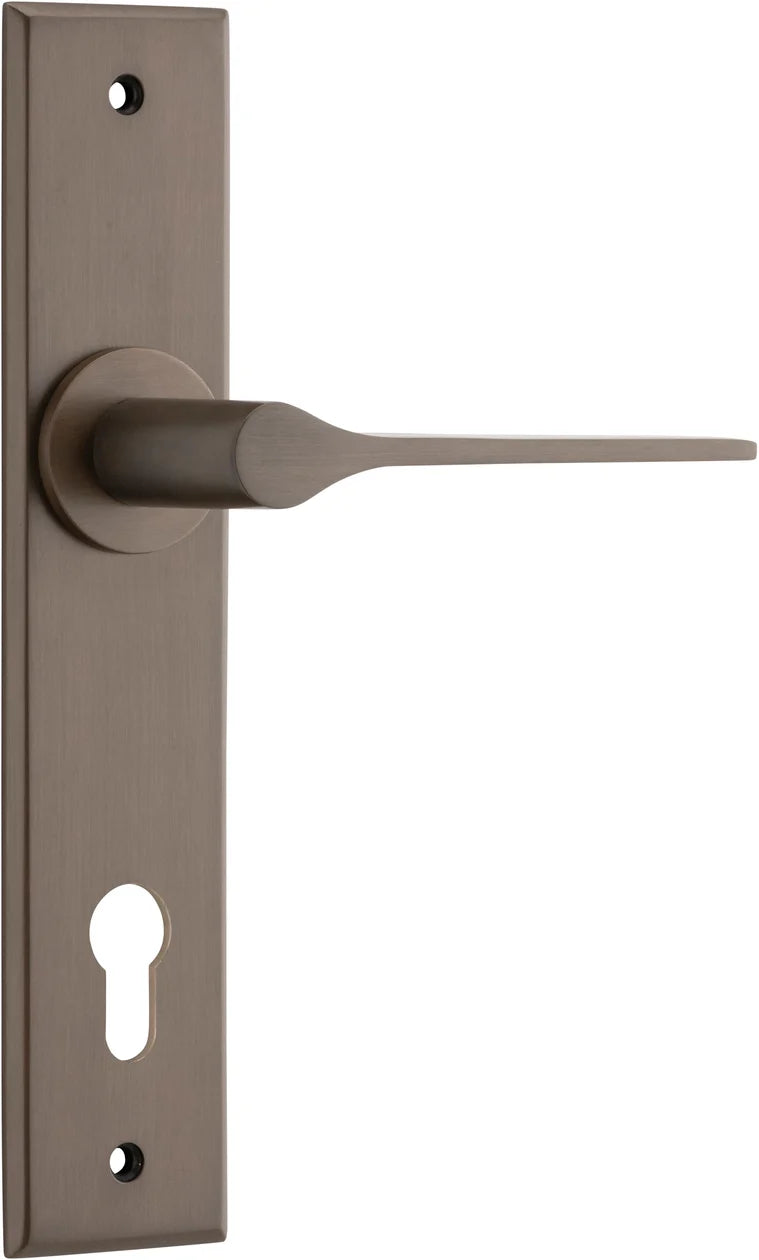 Como Lever - Chamfered Backplate - Ella Grace - Iver - Signature Brass - Door Levers