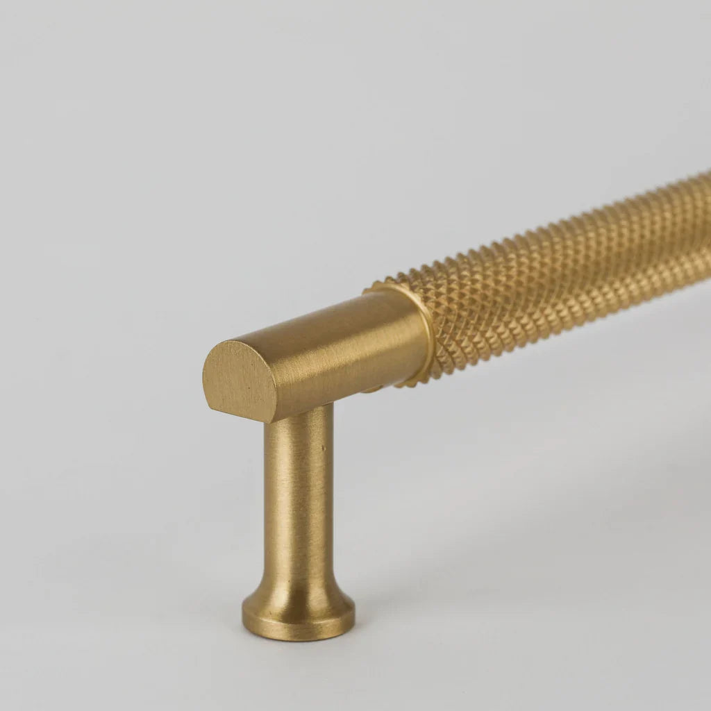 New Yorker Handle in burnished brass, knurled detail