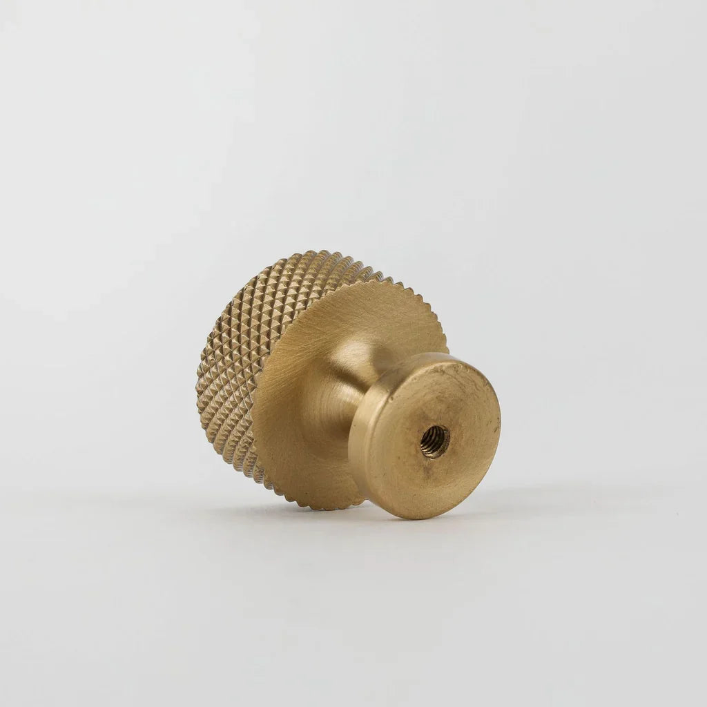 New Yorker Knob knurled texture detail